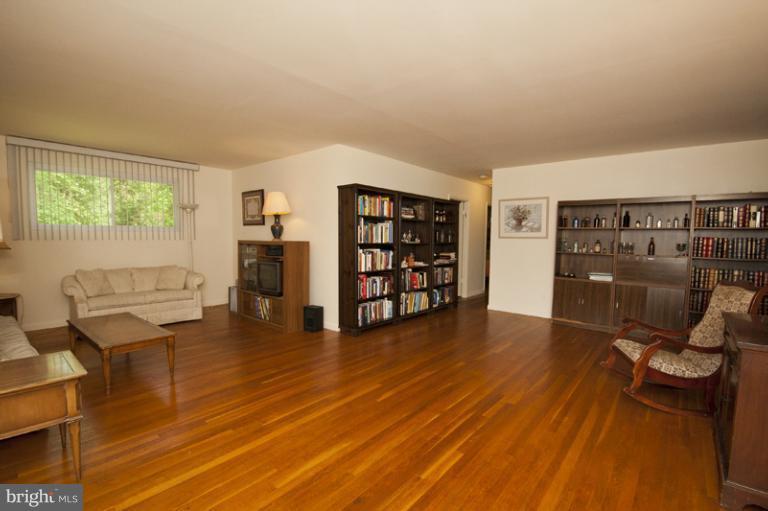 3942 Chaffey Road Randallstown, MD 21133 - Photo 5 of 16 Living Room