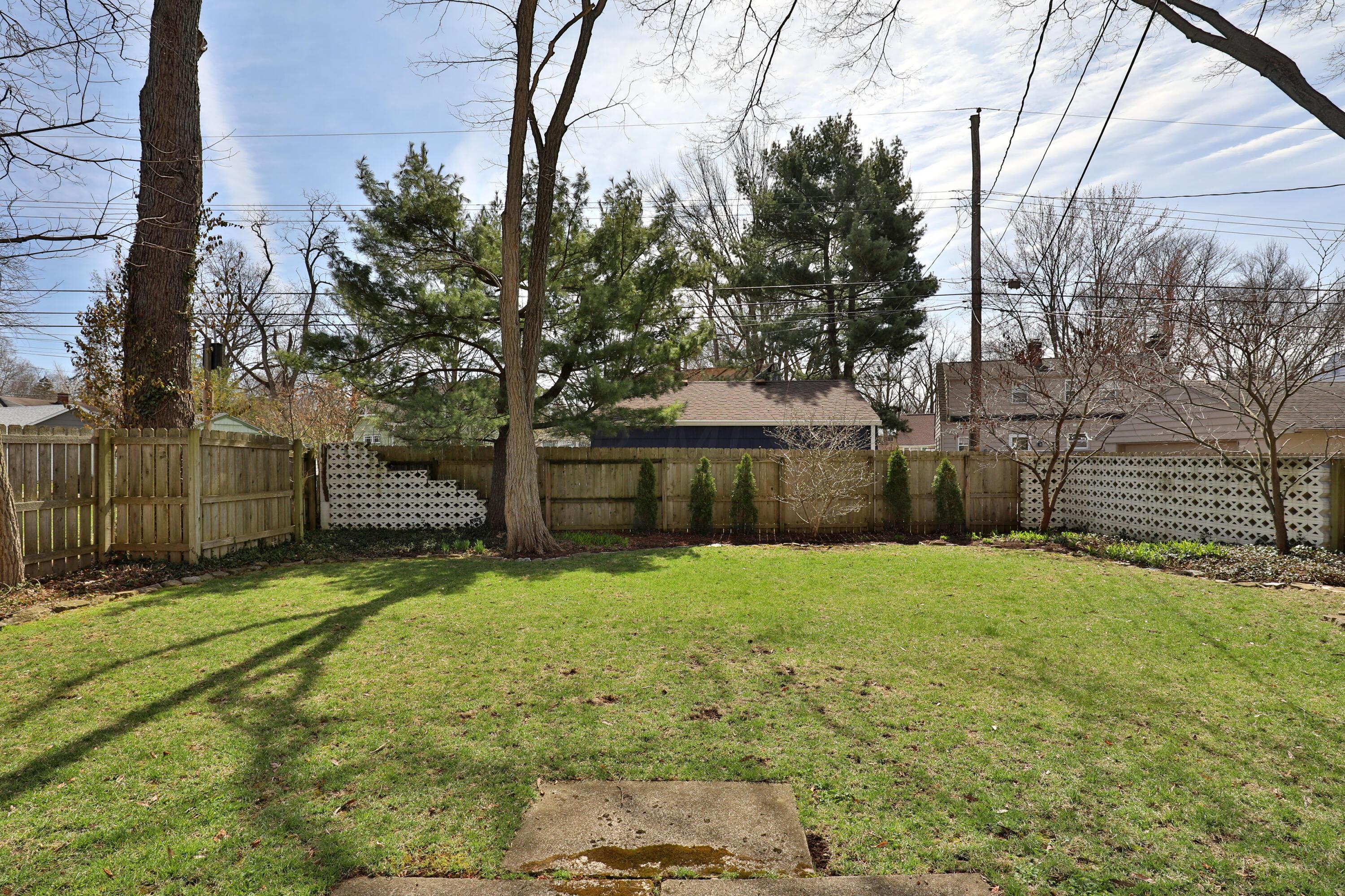 207 Lake Ridge Road Worthington, OH 43085 - Photo 40 of 60 Yard