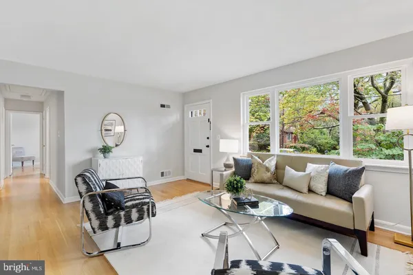 $4,200 | 111 Falls Avenue, Falls Church, VA 22046