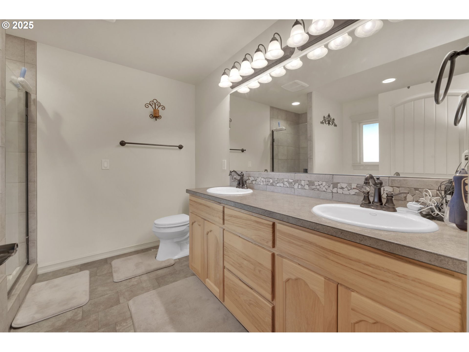 91375 Marcola Road Springfield, OR 97478 - Photo 16 of 42 Bathroom