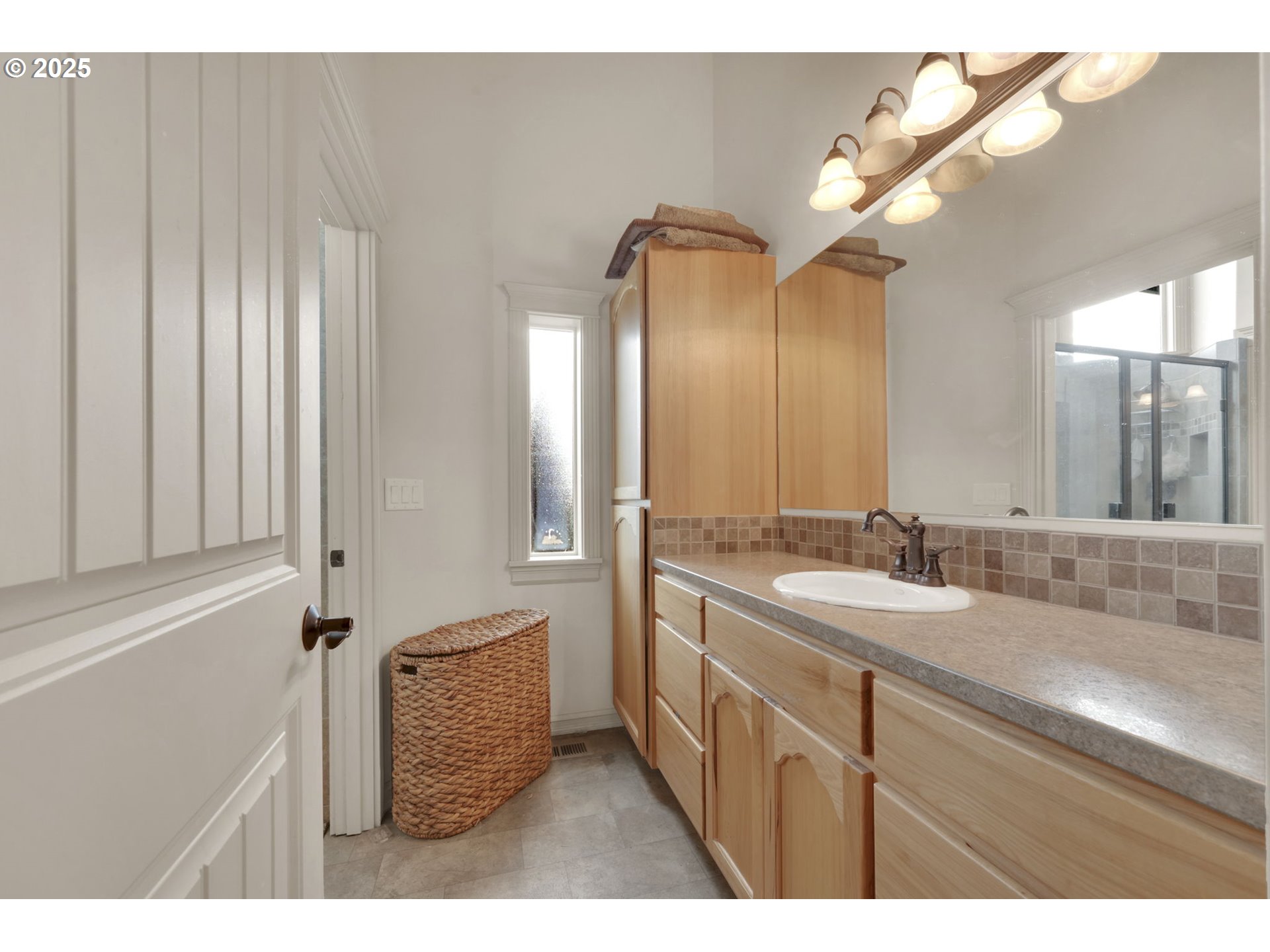 91375 Marcola Road Springfield, OR 97478 - Photo 22 of 42 Bathroom