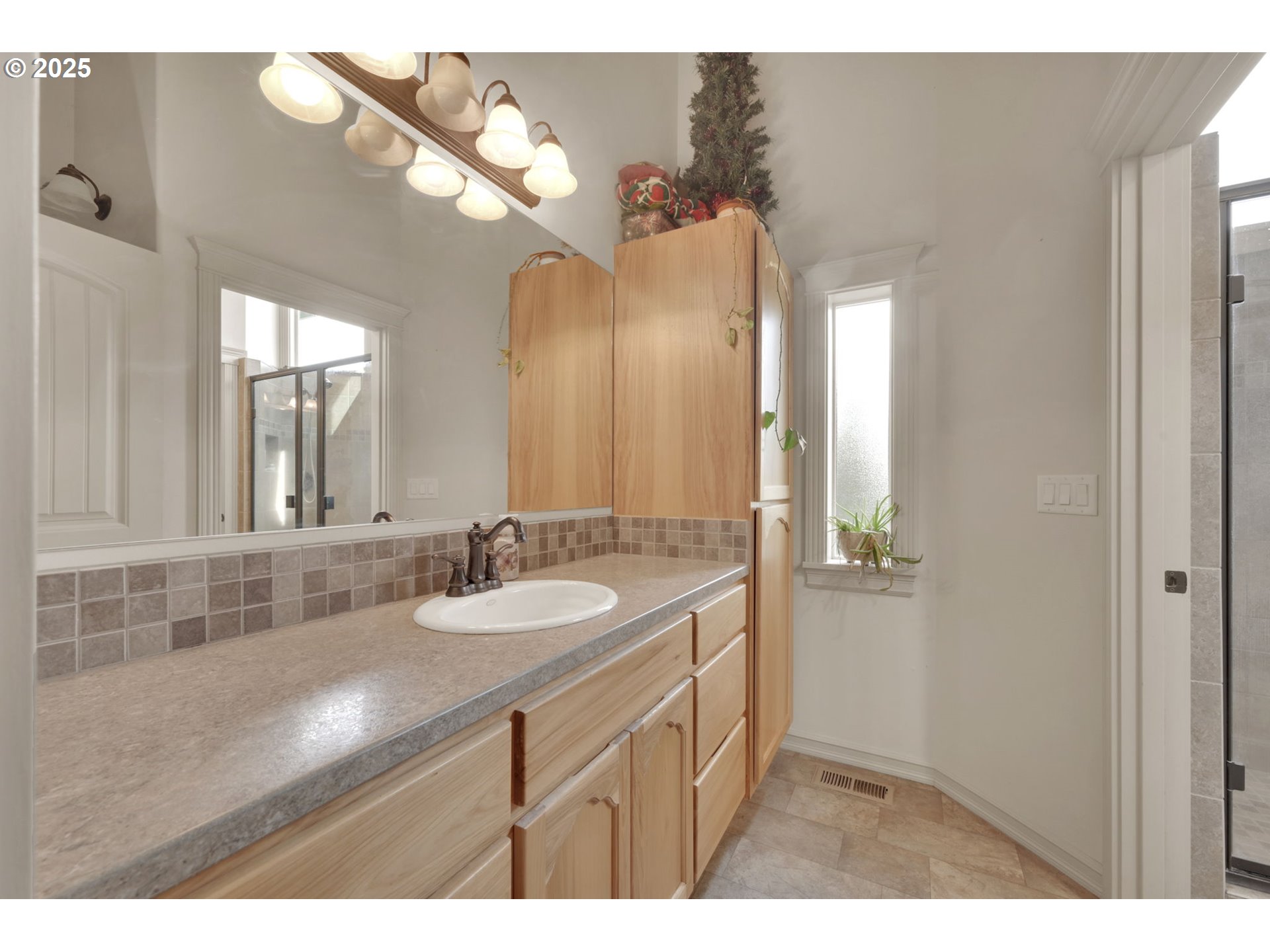 91375 Marcola Road Springfield, OR 97478 - Photo 24 of 42 Bathroom