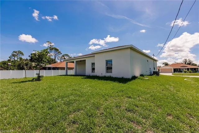 a view of a house with backyard and garden