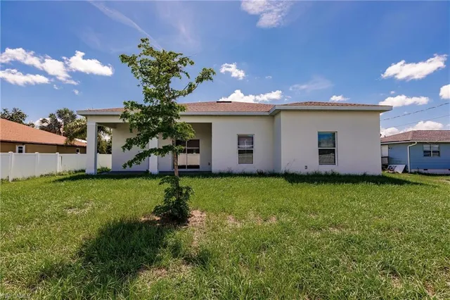 a view of a house with backyard and garden