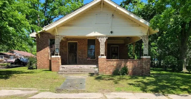 a view of a house with yard and plants