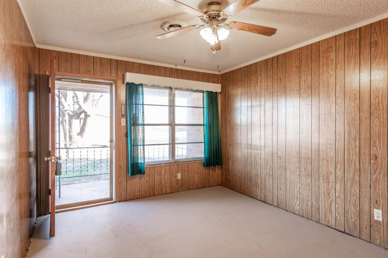 1216 10th Street Shallowater, TX 79363 - Photo 2 of 20 a view of an empty room with a window