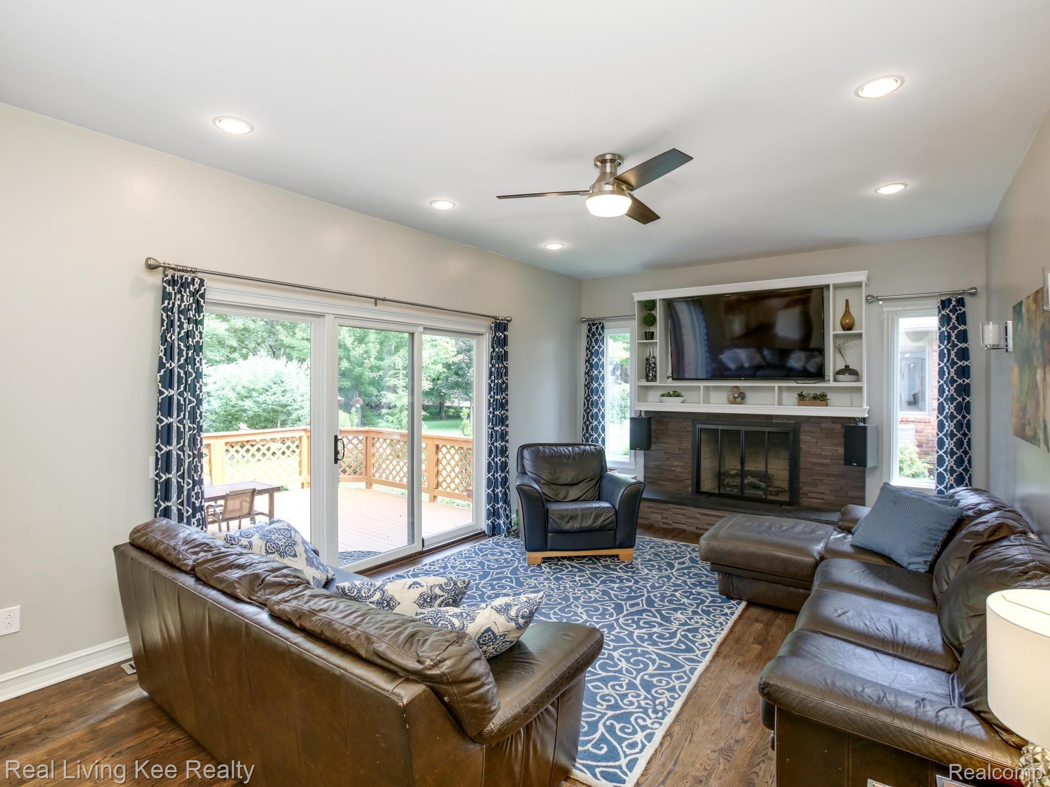 2412 Munster Road Rochester, MI 48309 - Photo 13 of 40 Family room view with direct access to outside deck