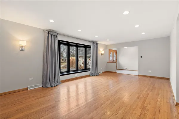 $3,300 | 7440 West Manitoba Drive, Palos Heights, IL 60463