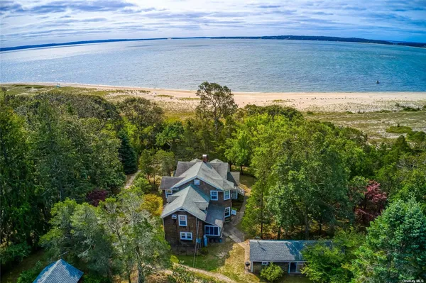 a view of houses with sky view
