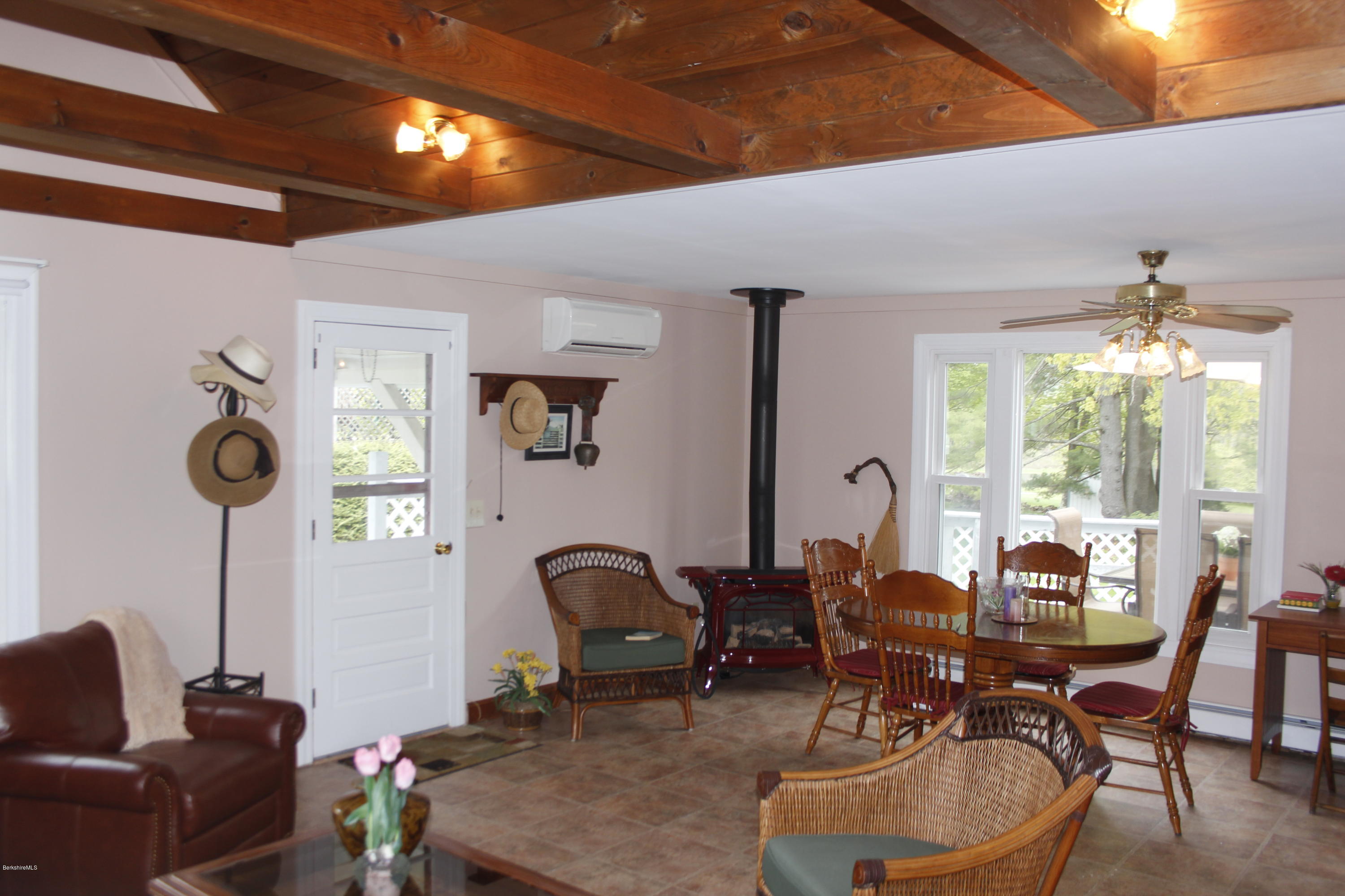 216 Eleanor Road Pittsfield, MA 01201 - Photo 4 of 20 _MG_0366