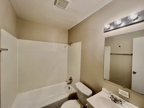 829 Princeton Avenue Matteson, IL 60443 - Photo 9 of 20 a bathroom with a tub and shower