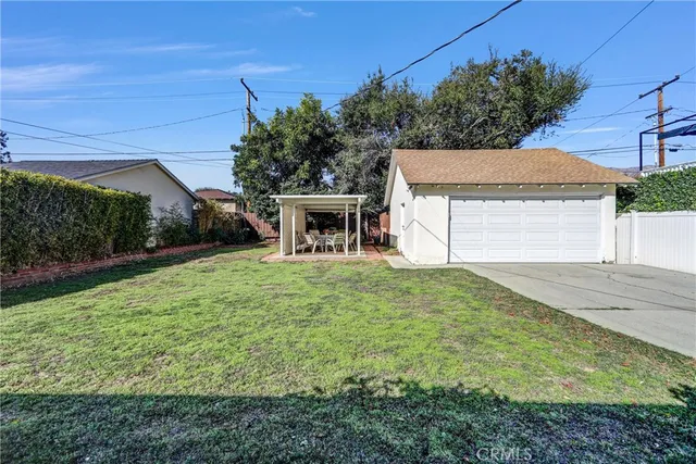 a view of a house with backyard and a garden
