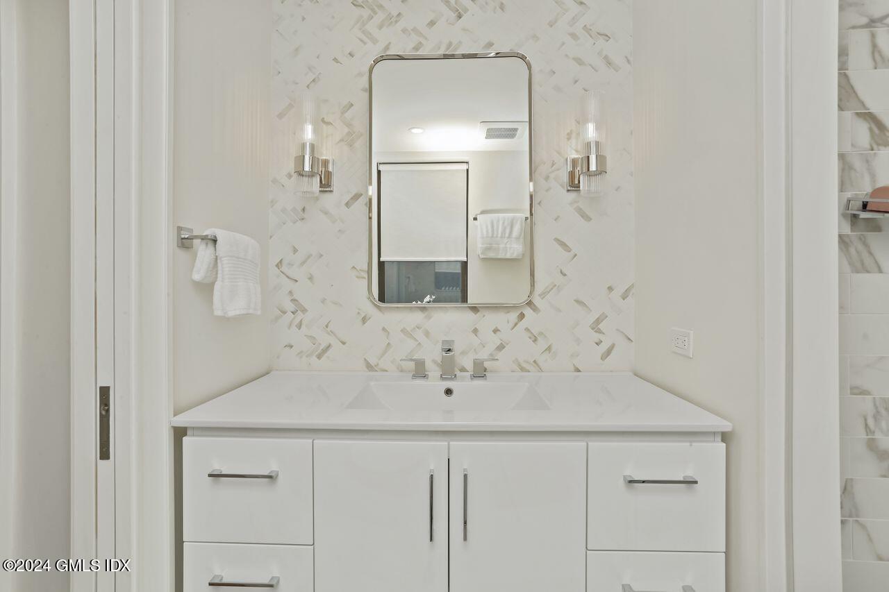 40 West Elm Street, Unit 3G Greenwich, CT 06830 - Photo 15 of 20 a bathroom with a sink and a mirror