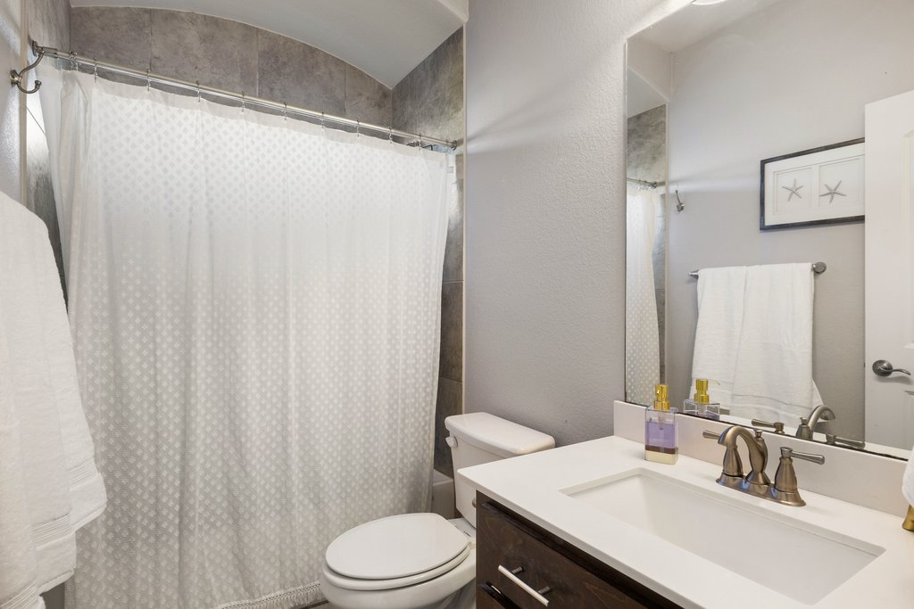 207 San Siro Cove Austin, TX 78738 - Photo 31 of 40 The upstairs full bath also has tile to the arched ceiling.