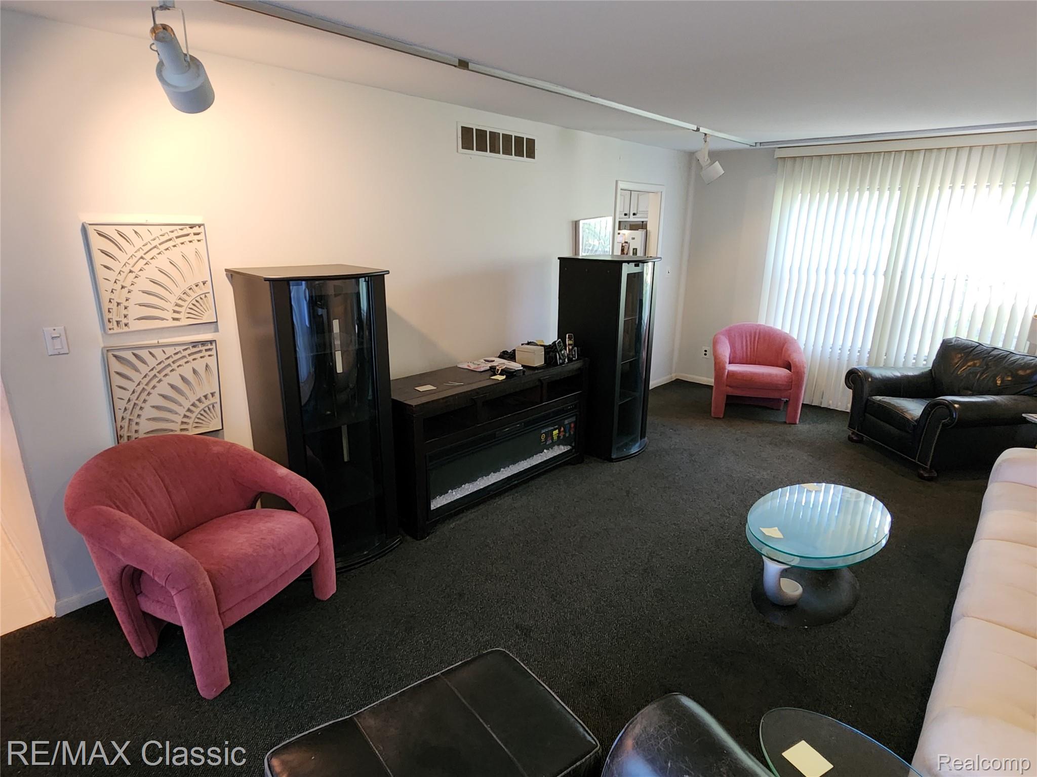 6965 North Adams Road Bloomfield Hills, MI 48304 - Photo 12 of 39 2025-09-25 14.17.14.jpg