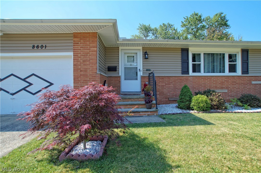 8601 Royal Ridge Drive Parma, OH 44129 - Photo 2 of 33