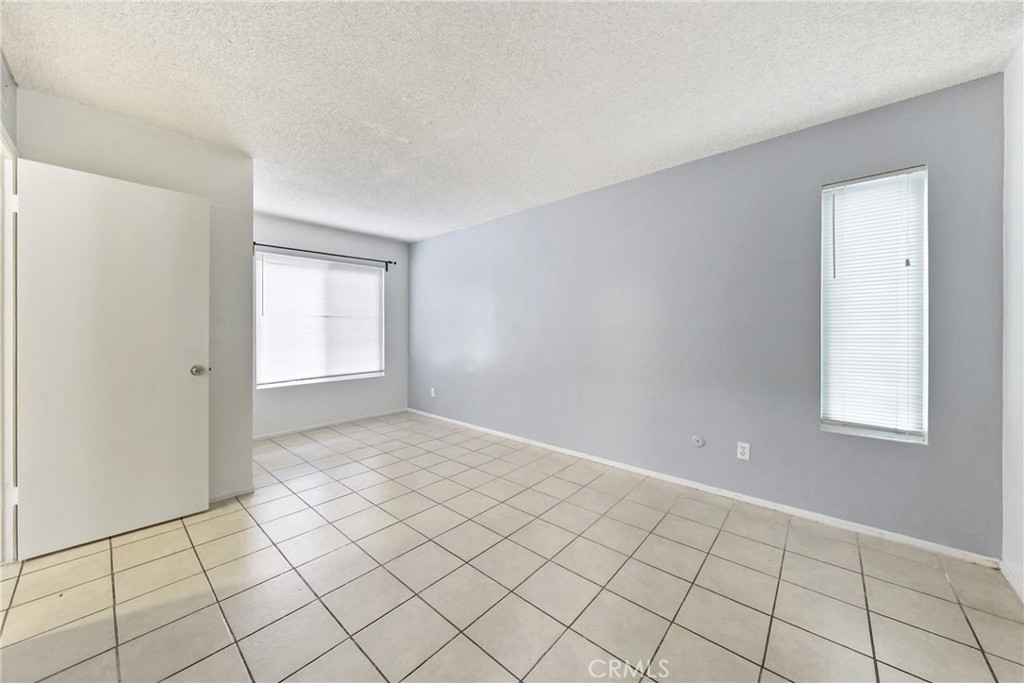 2521 West Sunflower Avenue, Unit R1 Santa Ana, CA 92704 - Photo 20 of 38 a view of an empty room and window