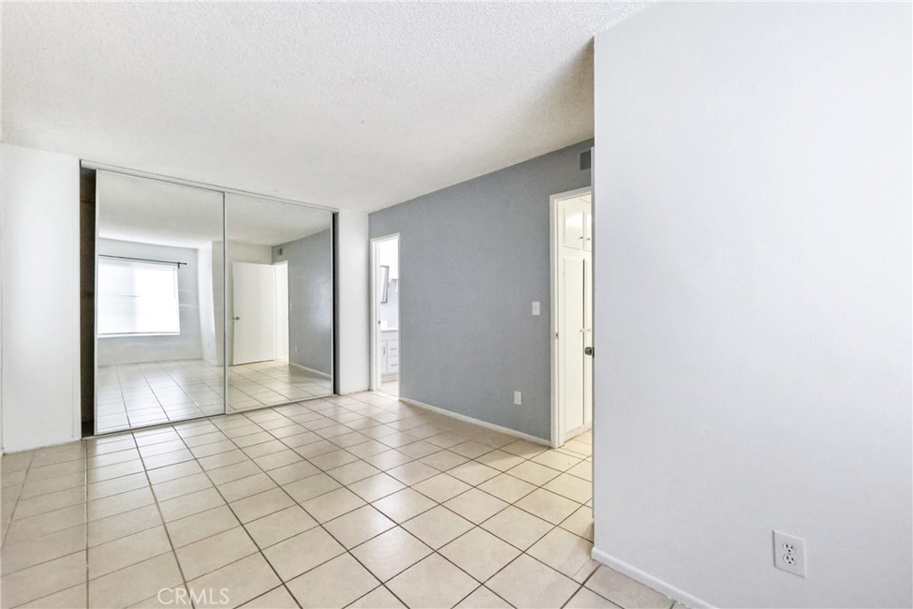 2521 West Sunflower Avenue, Unit R1 Santa Ana, CA 92704 - Photo 23 of 38 a view of an empty room and window