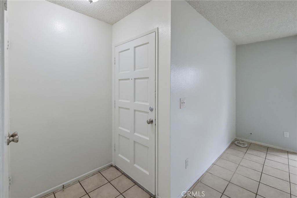 2521 West Sunflower Avenue, Unit R1 Santa Ana, CA 92704 - Photo 3 of 38 a view of an empty room
