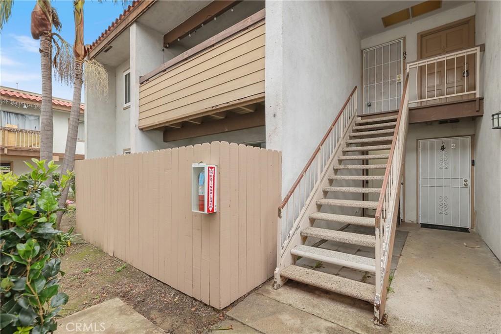 2521 West Sunflower Avenue, Unit R1 Santa Ana, CA 92704 - Photo 3 of 38 a view of entryway