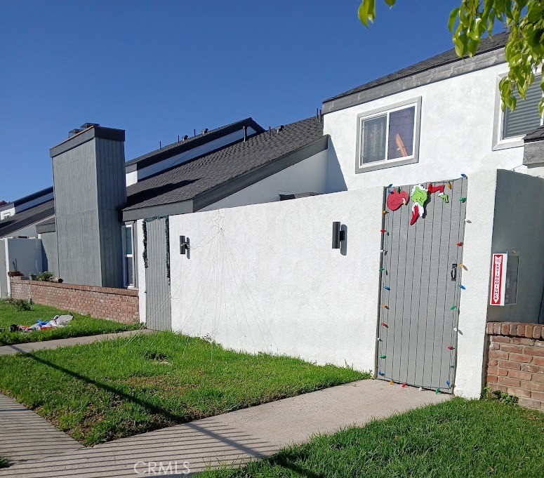 2521 West Sunflower Avenue, Unit R1 Santa Ana, CA 92704 - Photo 37 of 38 a view of a back yard of the house