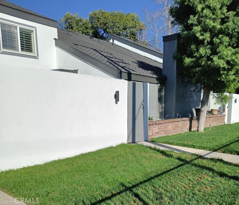 2521 West Sunflower Avenue, Unit R1 Santa Ana, CA 92704 - Photo 38 of 38 a view of a backyard with potted plants
