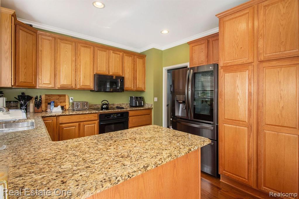 20877 Gill Road Farmington Hills, MI 48335 - Photo 15 of 32