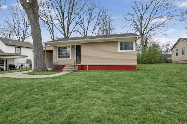 a view of a house with a backyard