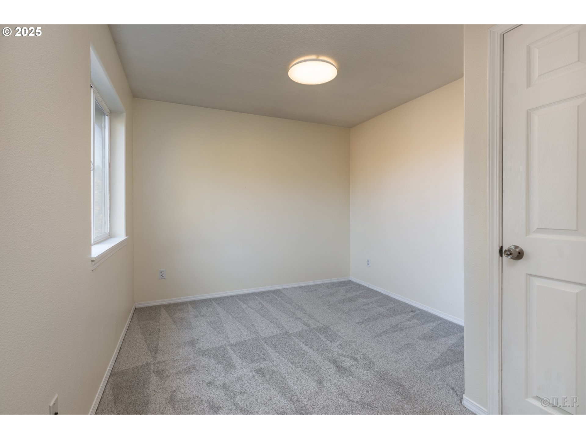 6621 North Columbia Way, Unit 4 Portland, OR 97203 - Photo 11 of 22 a view of an empty room and window