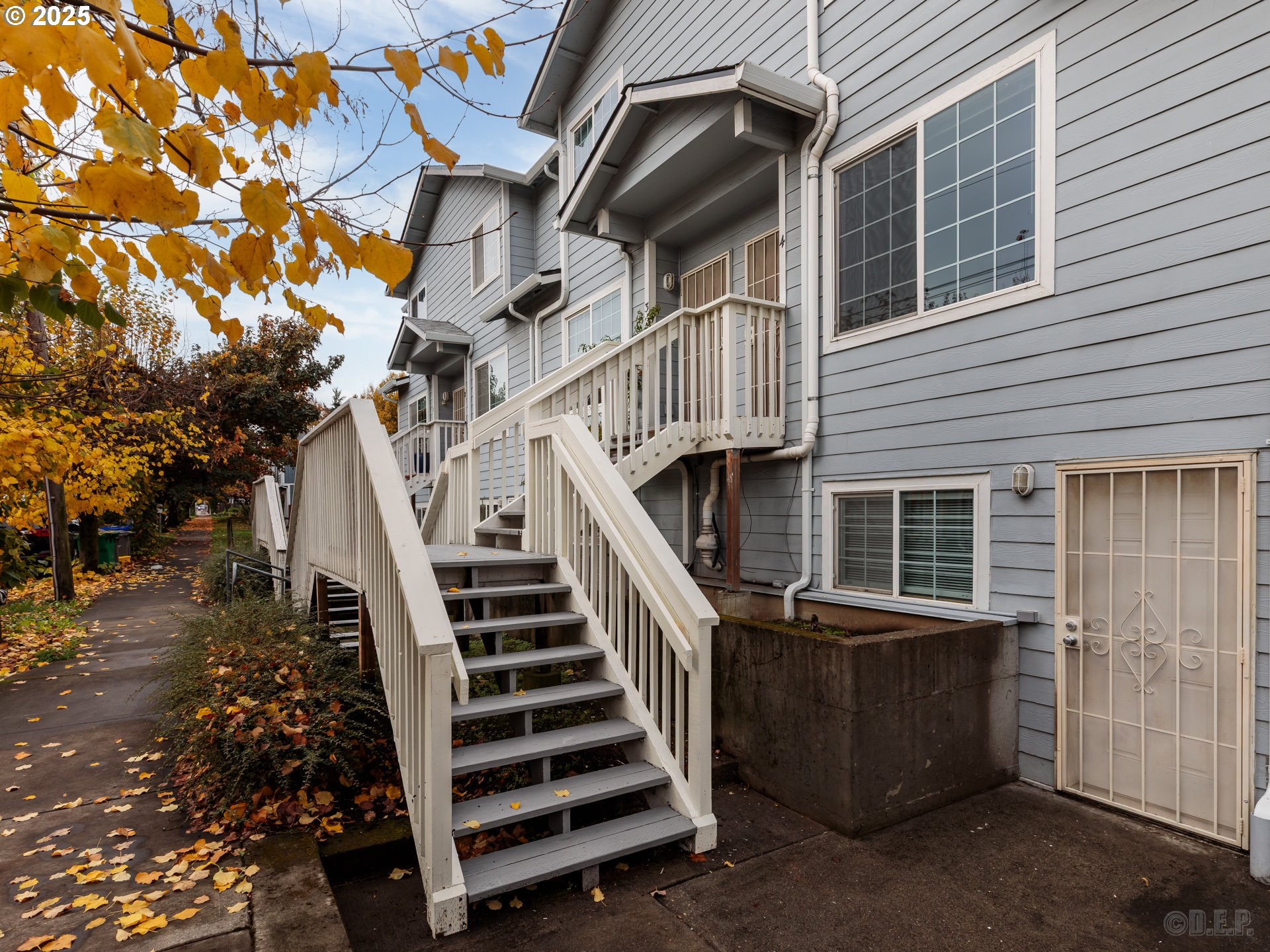 6621 North Columbia Way, Unit 4 Portland, OR 97203 - Photo 3 of 22 a view of a house with wooden fence