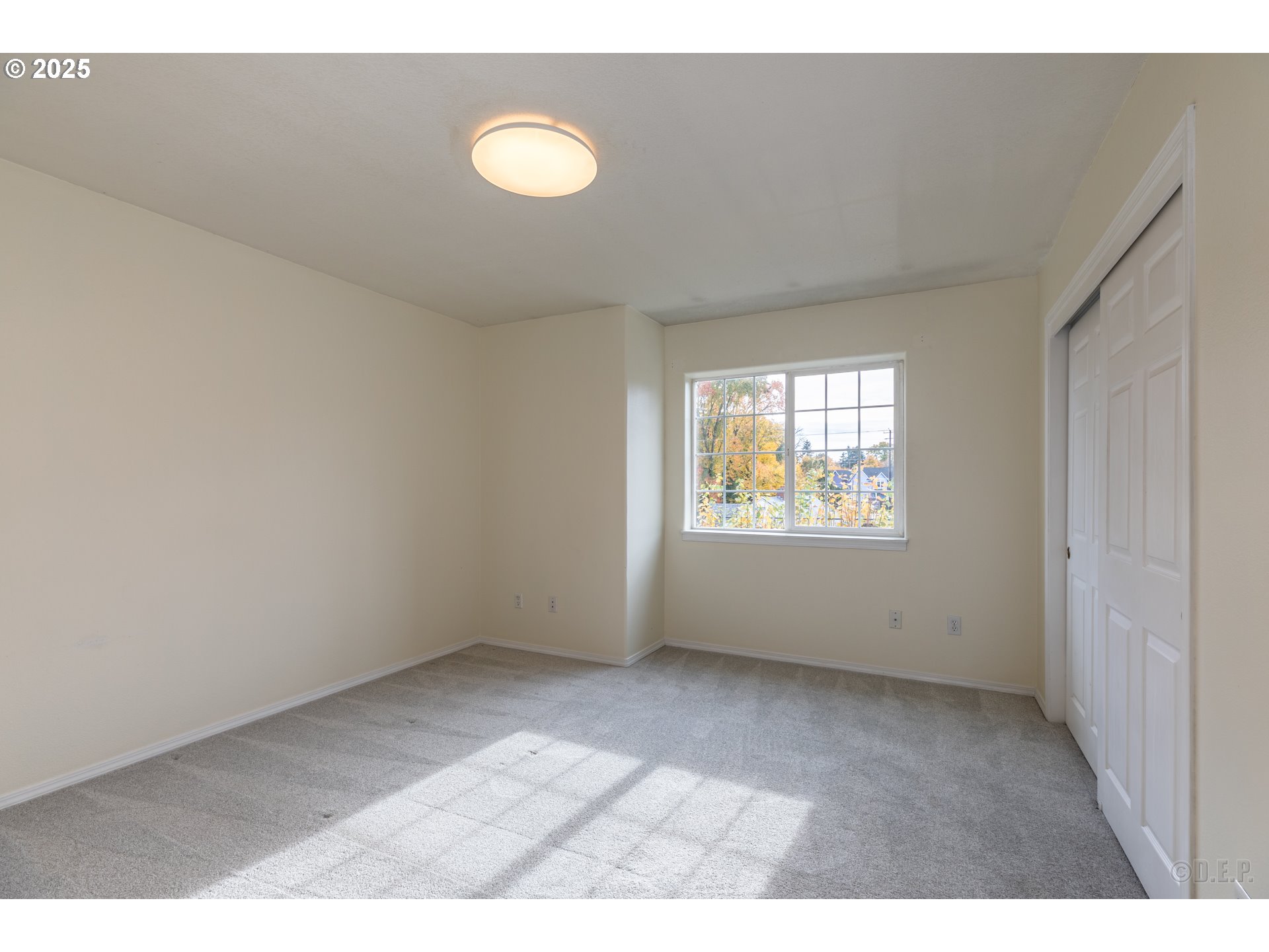 6621 North Columbia Way, Unit 4 Portland, OR 97203 - Photo 9 of 22 a view of an empty room with a window