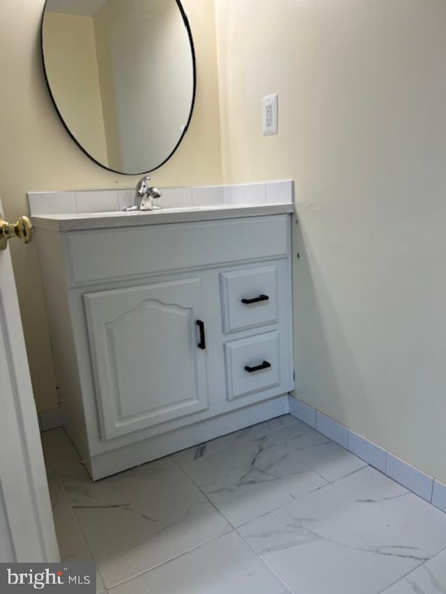 7032 Token Valley Road Manassas, VA 20112 - Photo 15 of 25 a bathroom with a sink and mirror