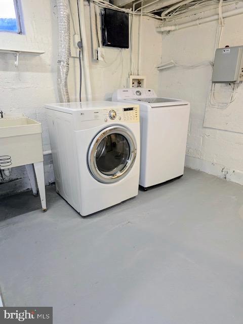 7032 Token Valley Road Manassas, VA 20112 - Photo 21 of 25 a utility room with dryer and washer