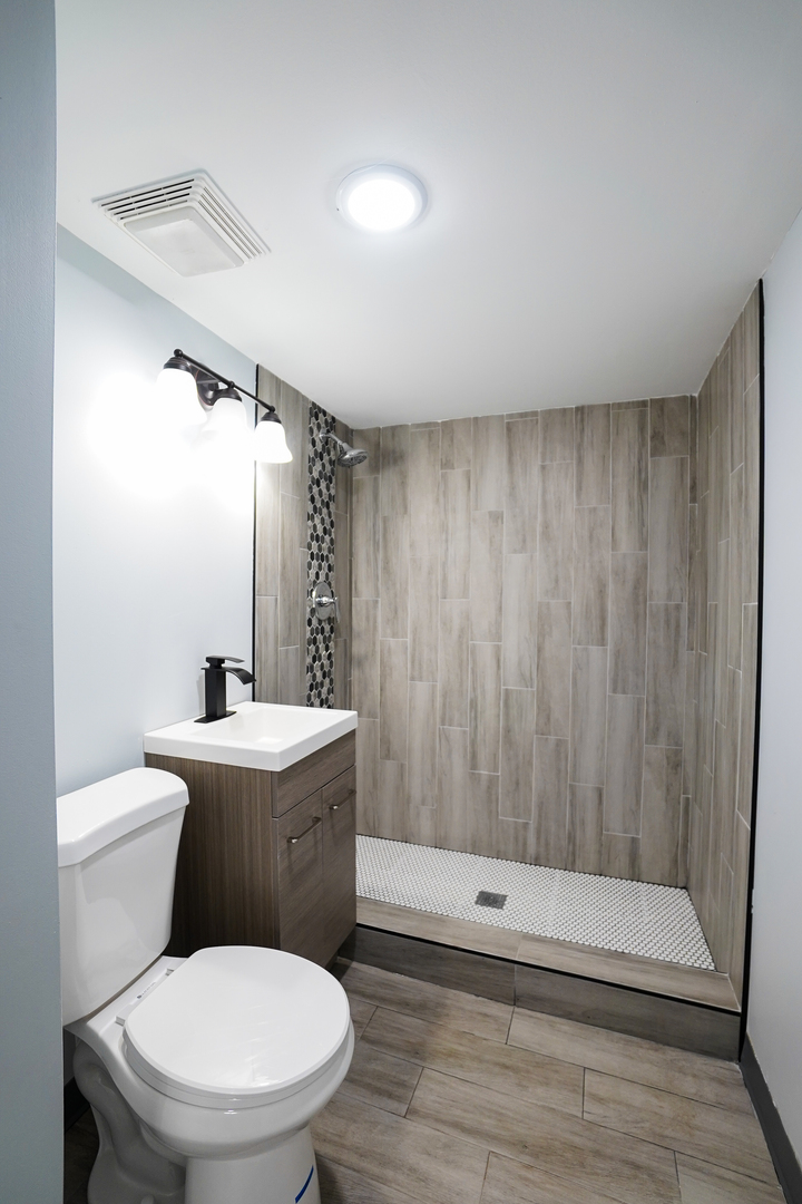 646 Frances Street Phoenix, IL 60426 - Photo 13 of 30 a bathroom with a toilet a sink and shower