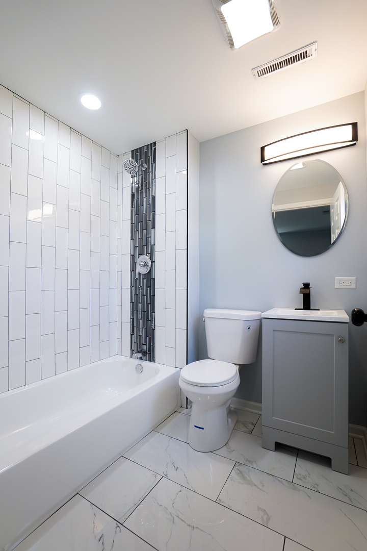 646 Frances Street Phoenix, IL 60426 - Photo 16 of 30 a bathroom with a toilet a sink and bathtub