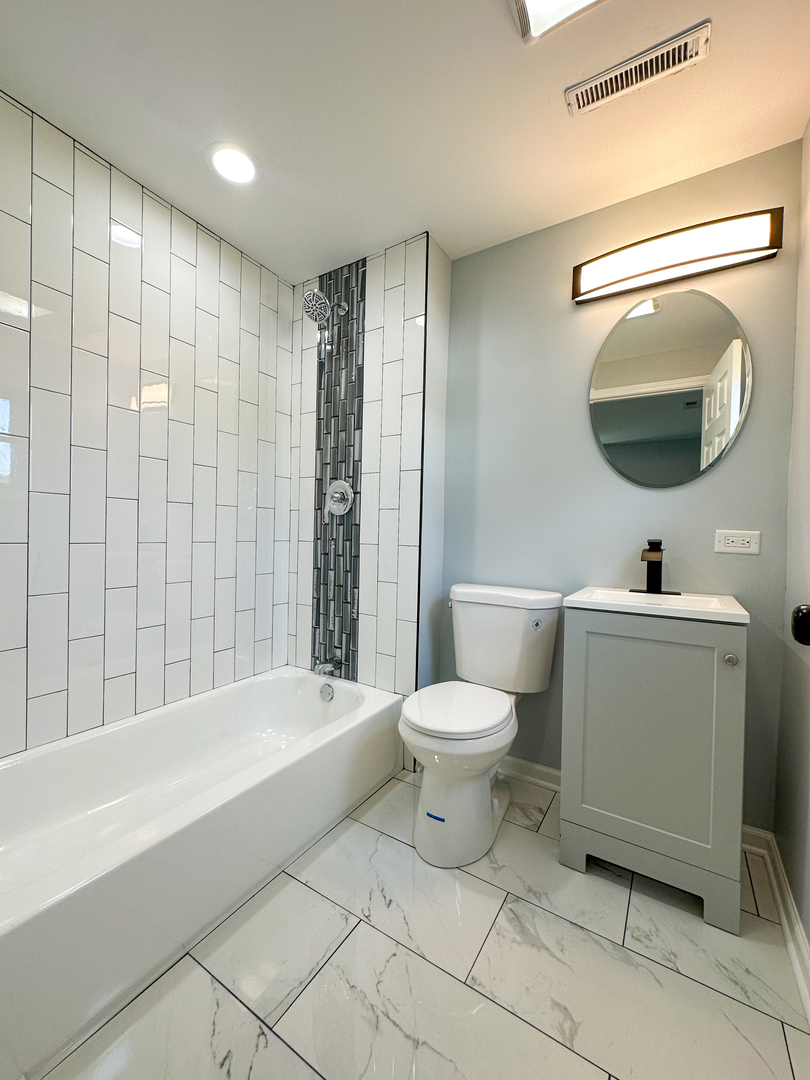 646 Frances Street Phoenix, IL 60426 - Photo 9 of 30 a bathroom with a toilet a sink and bathtub