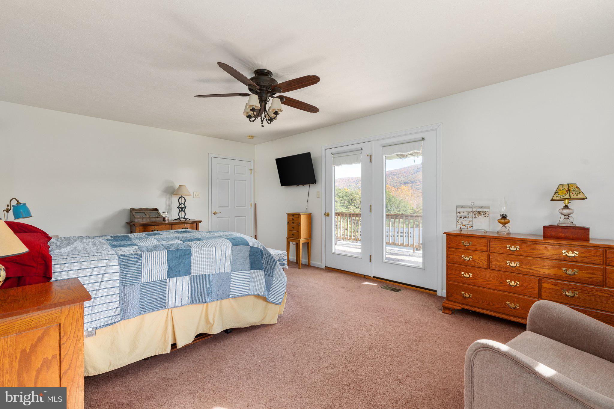 589 South Fort Valley Road Fort Valley, VA 22652 - Photo 15 of 69 Large primary bedroom!