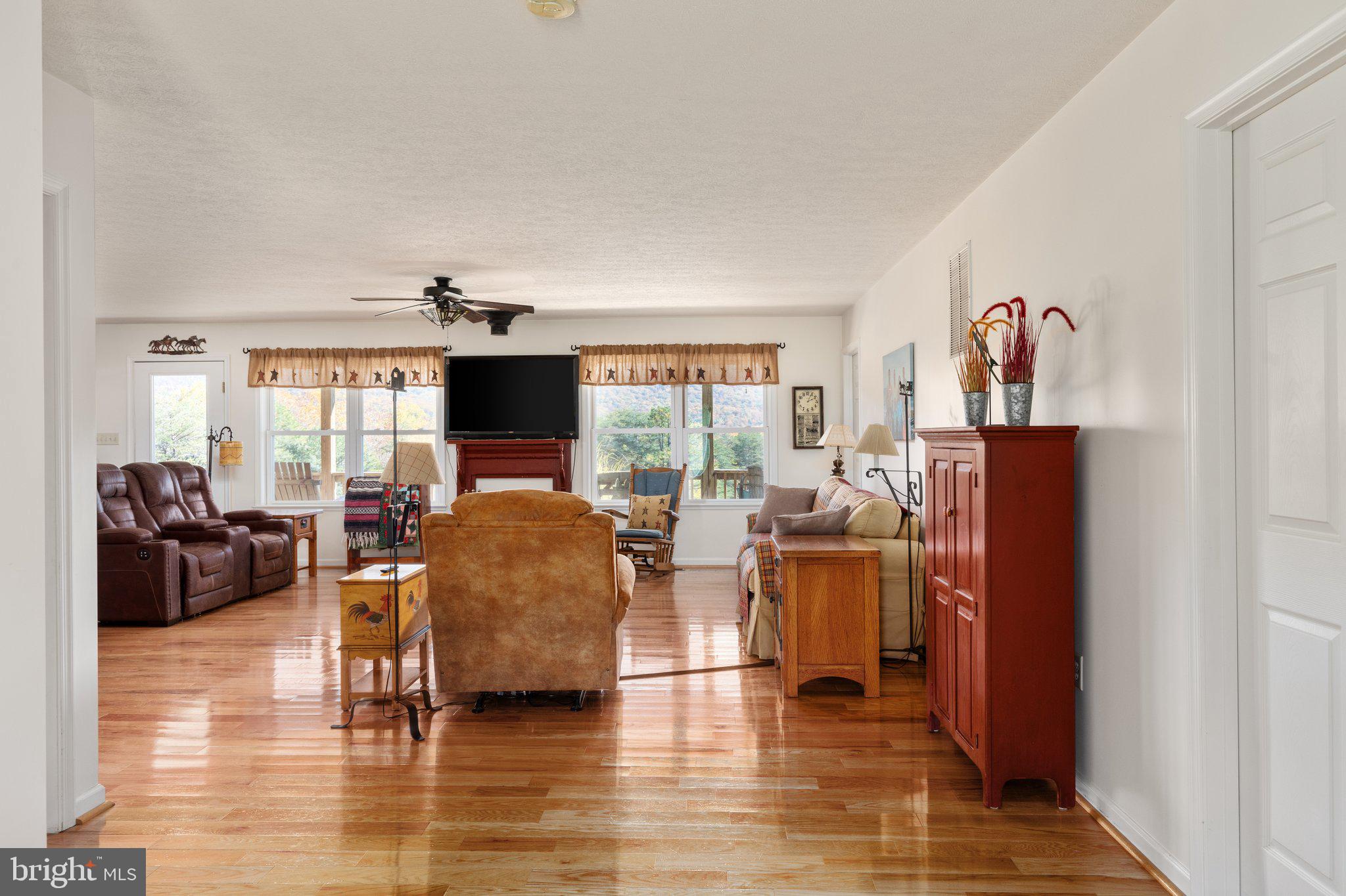 589 South Fort Valley Road Fort Valley, VA 22652 - Photo 4 of 69 Don't miss these gleaming hardwood floors!