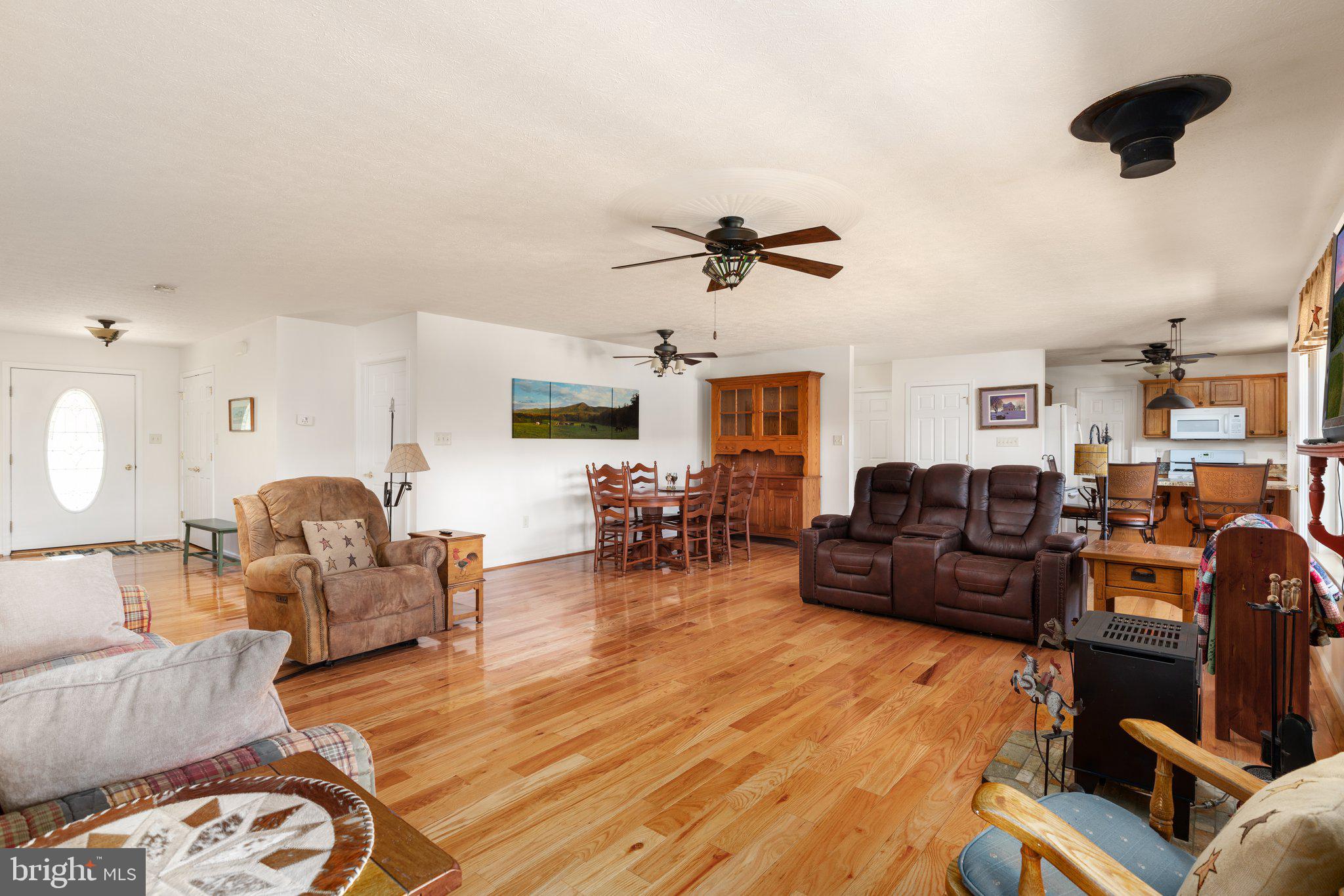 589 South Fort Valley Road Fort Valley, VA 22652 - Photo 9 of 69 Spacious living area