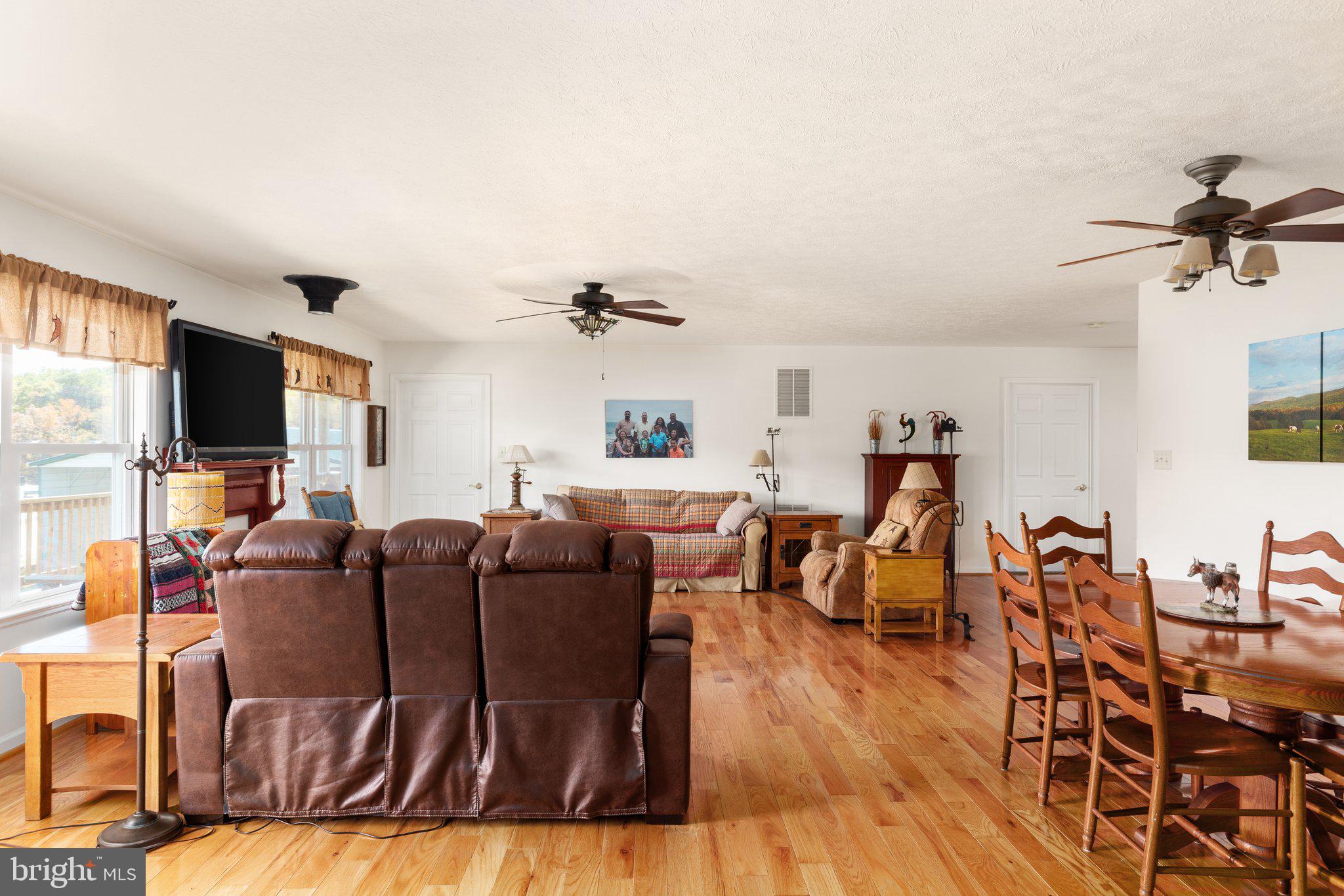 589 South Fort Valley Road Fort Valley, VA 22652 - Photo 10 of 69 Spacious living area