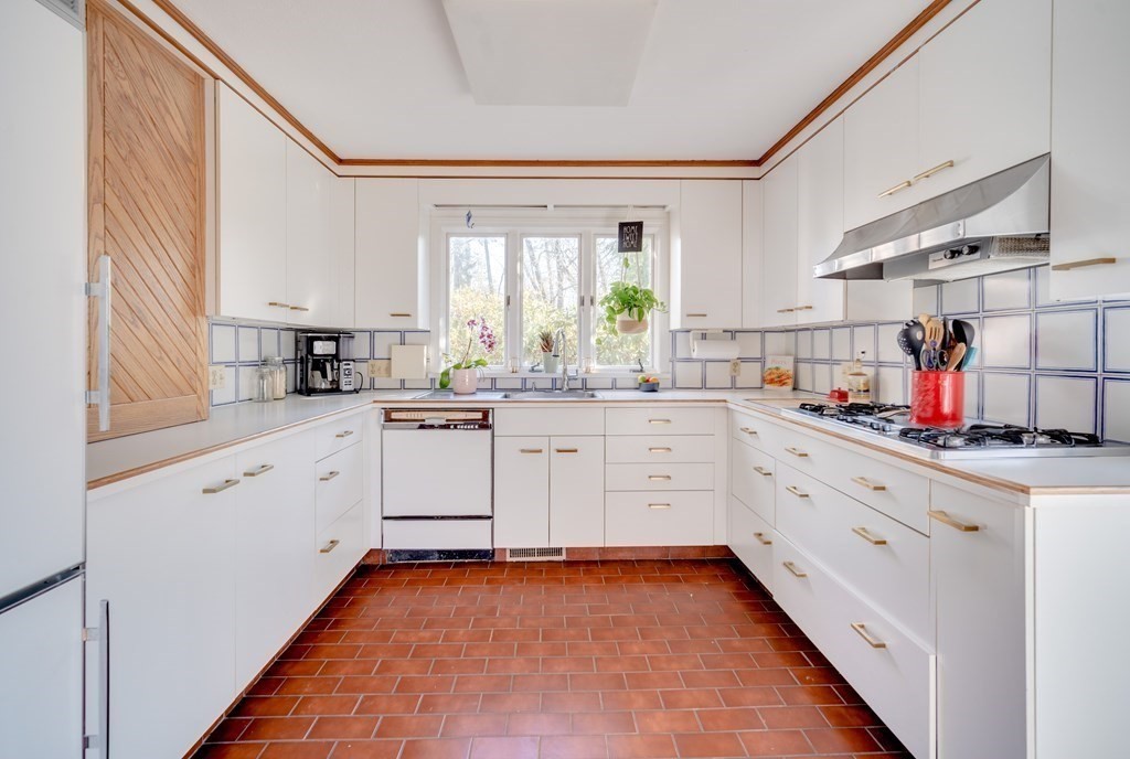 90 Meadowbrook Road Longmeadow, MA 01106 - Photo 4 of 35 Gallery Image 4