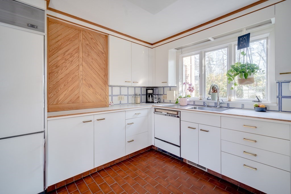 90 Meadowbrook Road Longmeadow, MA 01106 - Photo 6 of 35 Gallery Image 6