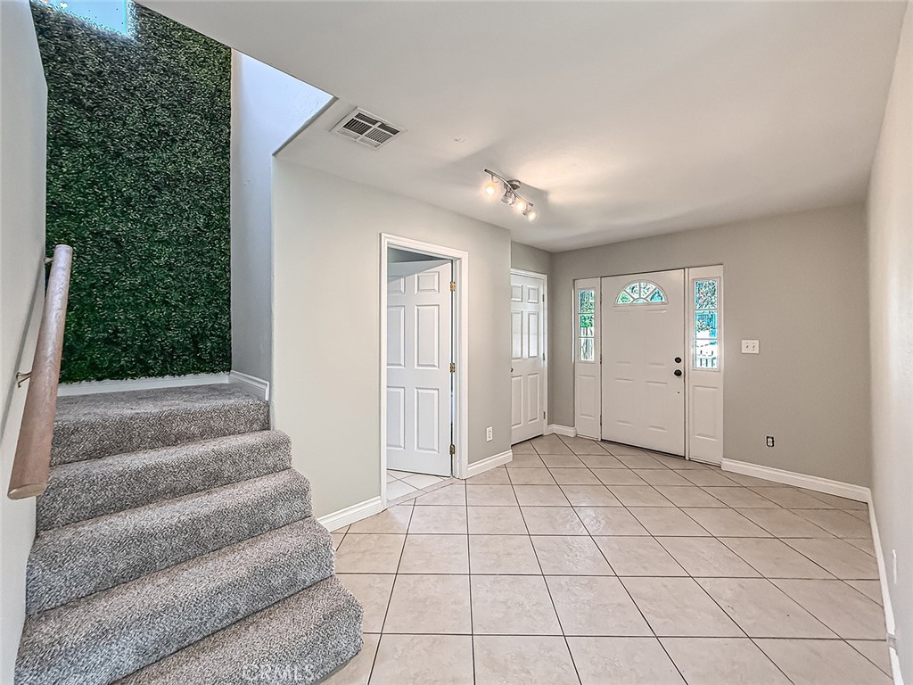58 Charles Street Moorpark, CA 93021 - Photo 9 of 64 Entry