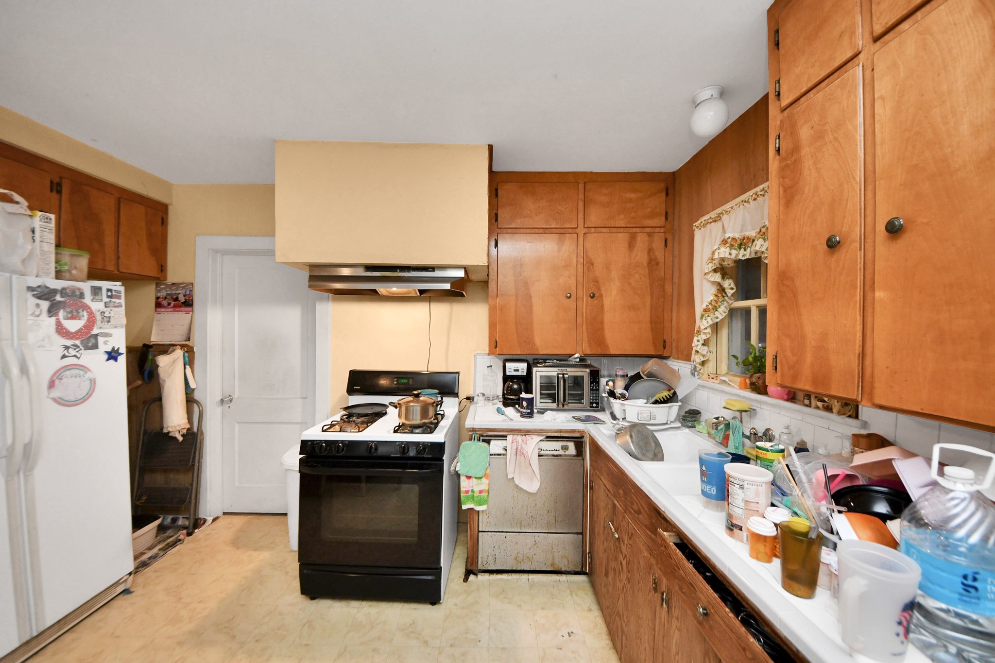 5134 Leeland Street Houston, TX 77023 - Photo 13 of 28 a kitchen with a sink stove and refrigerator