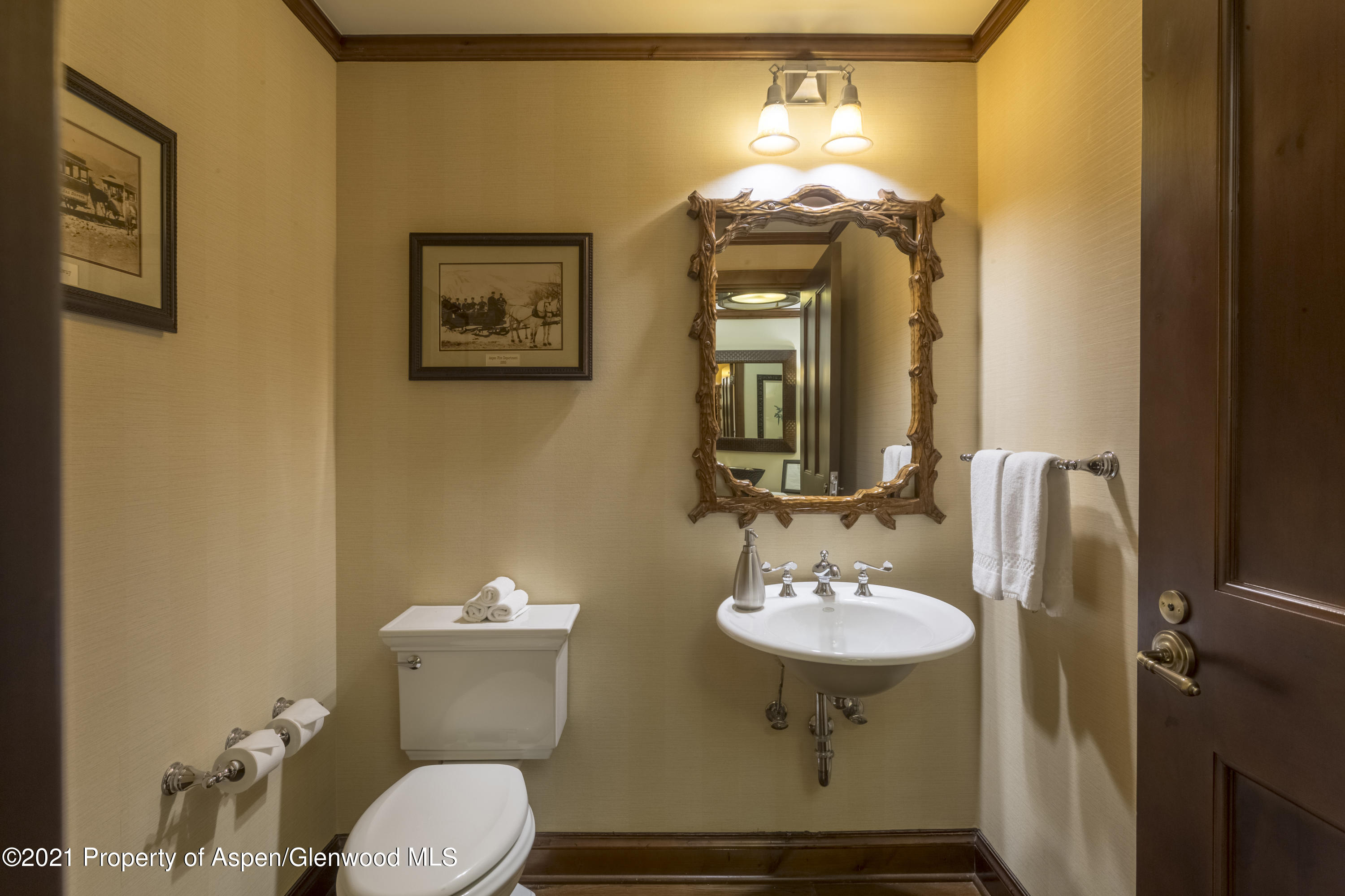197 Prospector Road, Unit 2412 SUMMER INTEREST #10 Aspen, CO 81611 - Photo 11 of 22 a bathroom with a toilet a sink and mirror