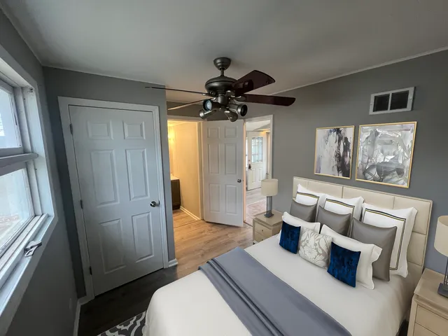 a view of a backyard