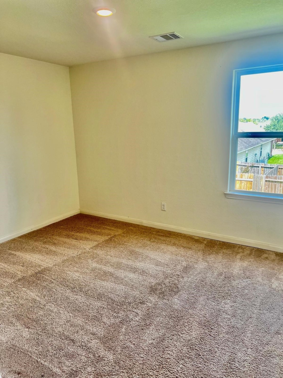 6159 El Oro Drive Houston, TX 77048 - Photo 6 of 10 an empty room with a window