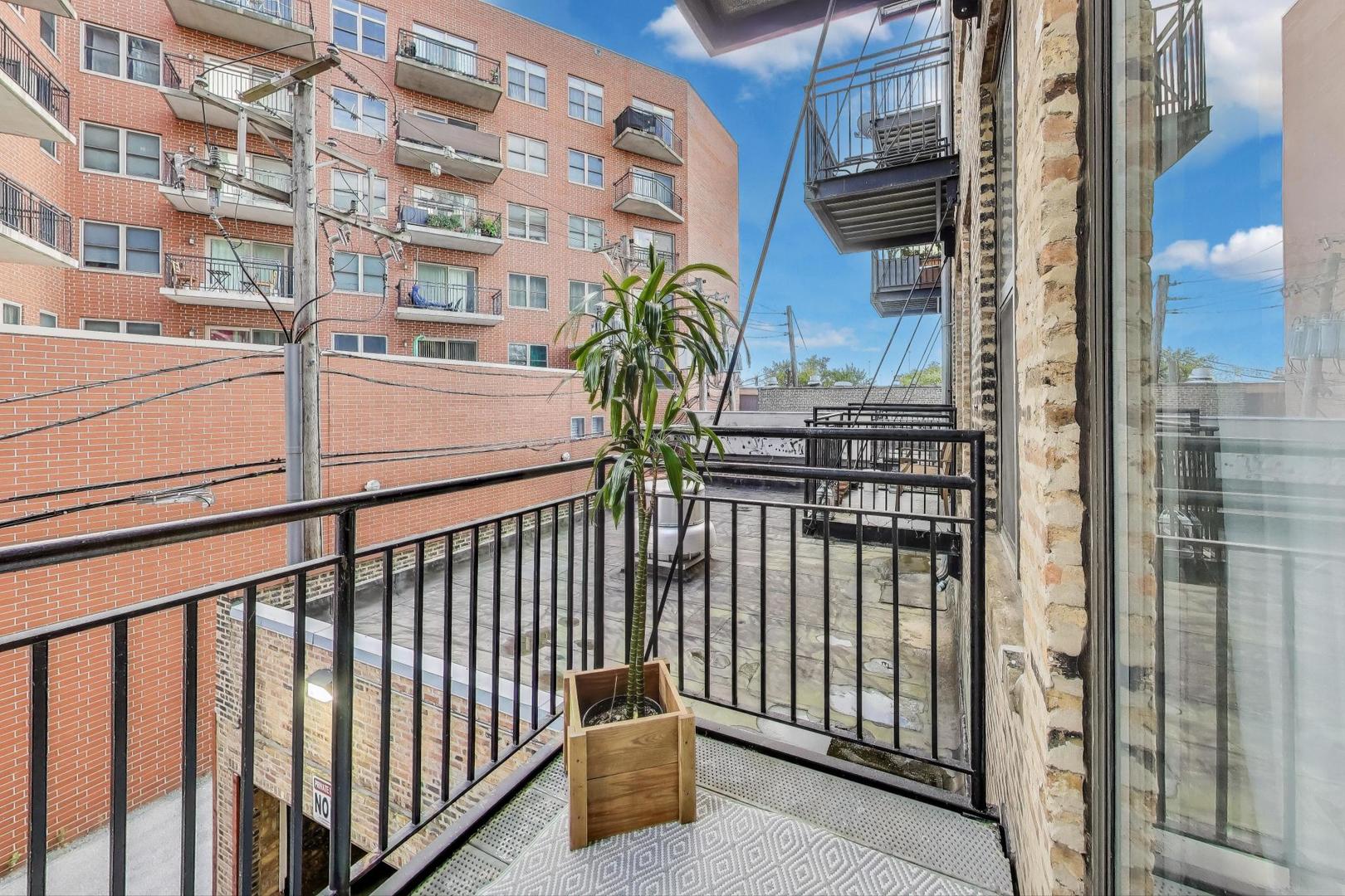 2310 South Canal Street, Unit 210 Chicago, IL 60616 - Photo 20 of 22 a view of a balcony