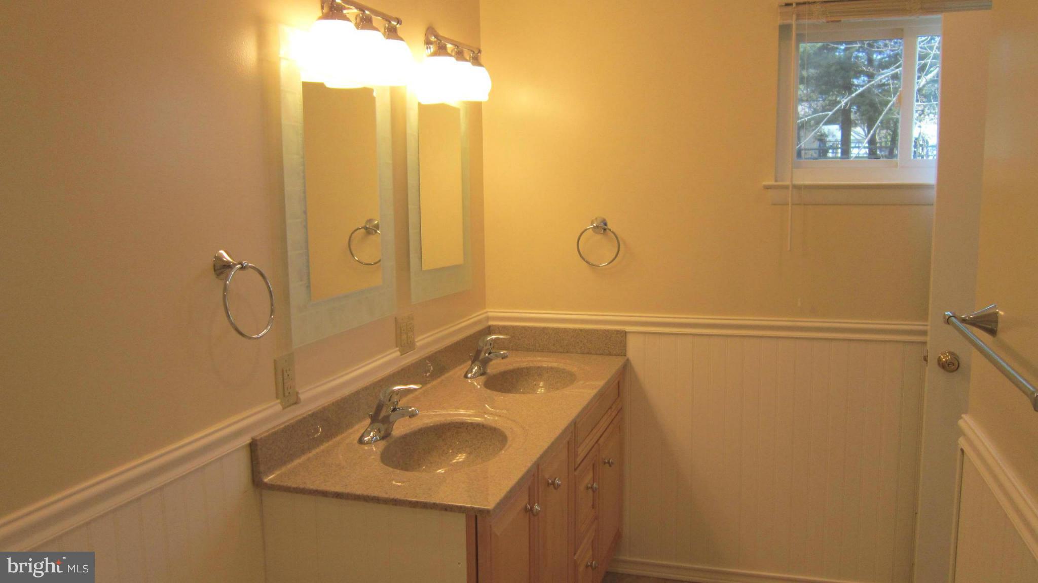 17124 Whites Road Poolesville, MD 20837 - Photo 10 of 17 Master Bathroom