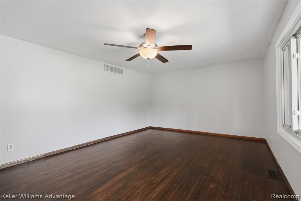 48053 Harris Road Belleville, MI 48111 - Photo 7 of 37